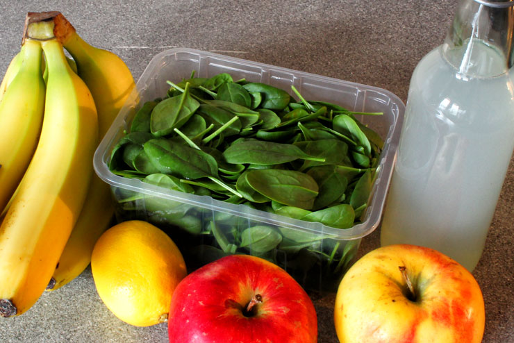 Waterkefir Spinach Fruit Smoothie - The high vital and nutritious Powerdrink - Crunchy Spinach, Kefir, Apples and Bananas - the recipe for a probiotic smoothie. The fresh ingredients for the tasty do it yourself kefir smoothie. An easy Spinach, Kefir, Apples and Bananas recipe - make this Spinach Japanese Water Crystals Kefir Smoothie easy at home. Brewing Waterkefir can´t be more simple.