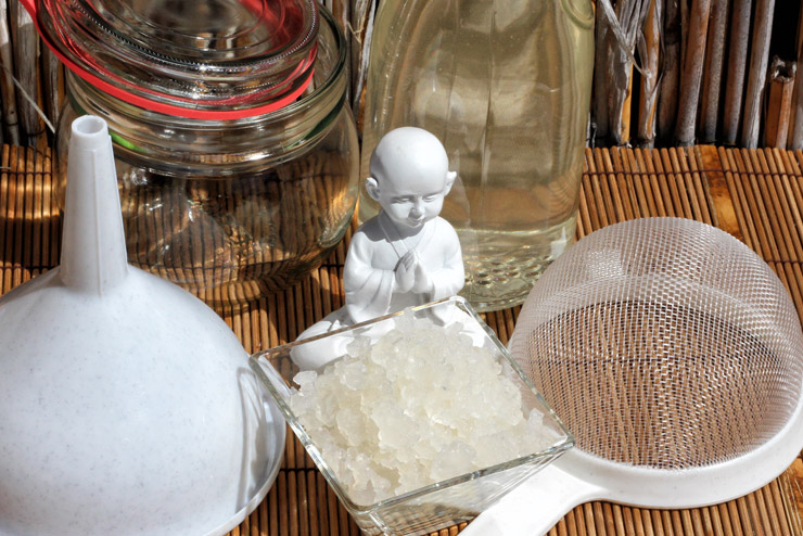 Coconutwater Kefir – the selfmade wellness drink without additional sugar but with all those valuable ingredients of coconut water but also probiotic lactic acid bacteria and yeasts of kefir! A sweet-and sour tasty recipe kefir variation. Easy to make at home with those ingredients.