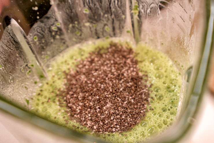 Kefir-Spinach-Drink with chia seeds – the great power of small seeds - The Mix