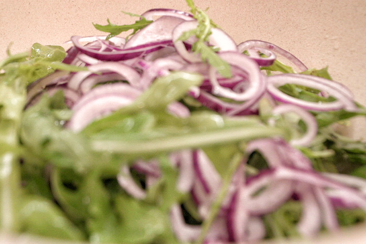 Rocket salad with kefir and lentils - a great salad for BBQ - the onions