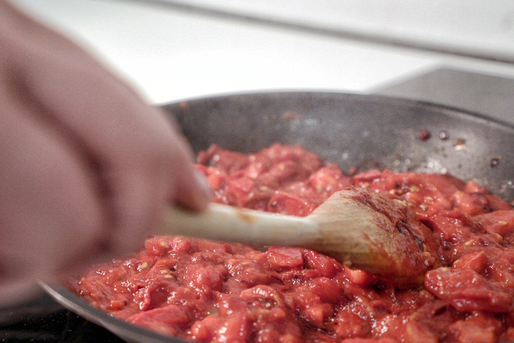 Kefir tomato spread - a homemade spread for bread - roasting the tomato