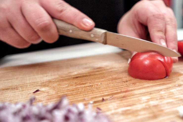 Kefir tomato spread - a homemade spread for bread - cutting the tomato