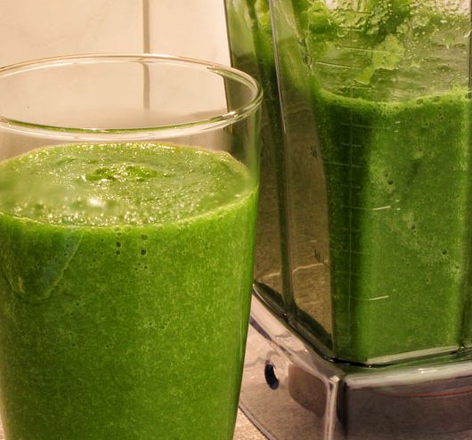 Wasserkefir Spinat Frucht Smoothie - Der hochvitale und nährstoffreiche Powerdrink - Knackiger Spinat, Wasserkefir, Äpfel und Bananen- das Rezept für einen probiotischen Kefir Drink. Die Zutaten für dieses köstliche Rezept mit Wasserkefir Kristallen einfach pürieren - ganz einfach einen leckeren Wasserkefir Smoothie herstellen - Lecker, gesund und einfach gut.