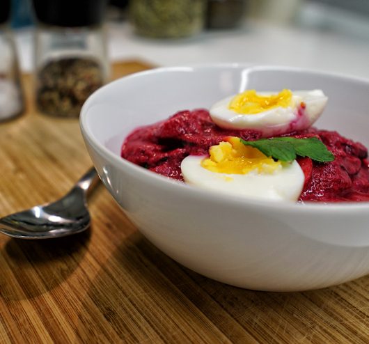 Eine probiotische Rote Beete Kefir Suppe - besonders für Menschen mit Verdauungsproblemen oder nach einer Antibiotikum Behandlung. Köstliches Rezept mit Milchkefir - ganz einfach eine leckere Suppe mit Milch Kefir und Rote Beete herstellen - Lecker, gesund und einfach gut.