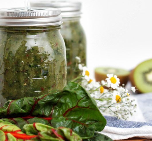 Aloe vera kombucha with chard und spinach- a great smoothie for hot days - the drink