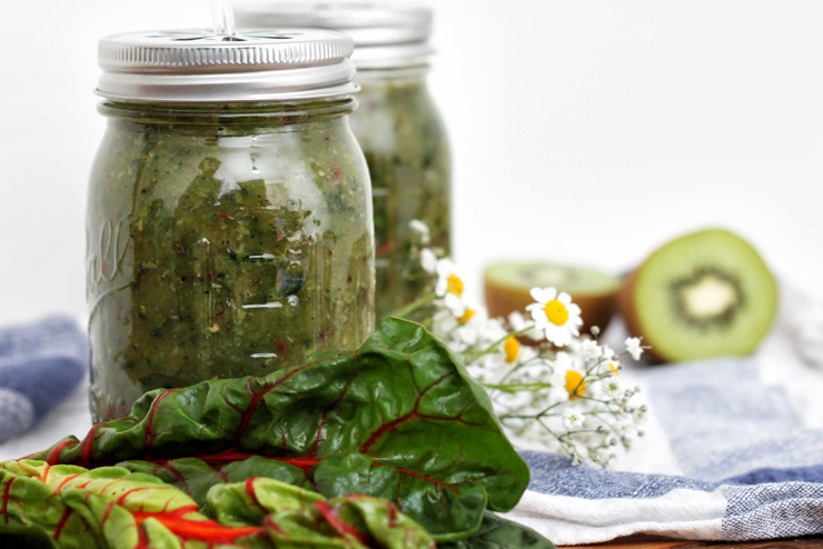 Aloe vera kombucha with chard und spinach- a great smoothie for hot days - the drink