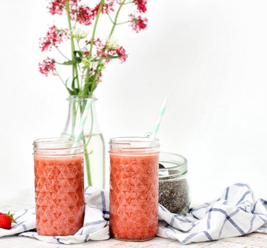 Strawberry kombucha with chia and vanilla - tasty, refreshing and full of power
