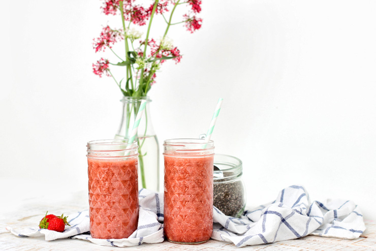 Strawberry kombucha with chia and vanilla - tasty, refreshing and full of power