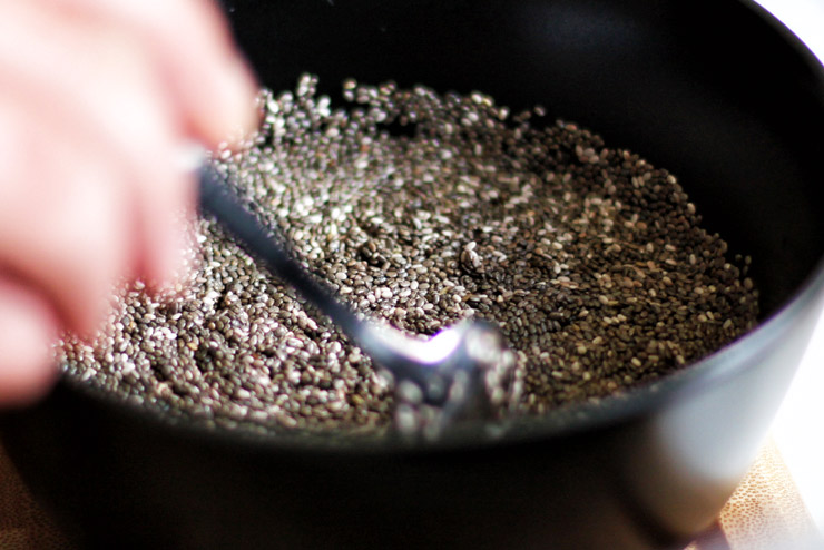 Strawberry kombucha with chia and vanilla - tasty, refreshing and full of power - the chia seeds