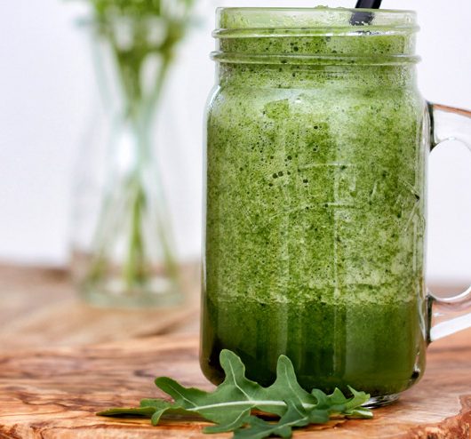Rucola Kombucha Smoothie mit Sellerie, Gurke und Petersilie - Ein Gartenzwerg voll grüner Energie