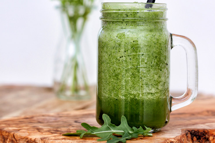Rocket kombucha smoothie with celery, cucumber and parsley - a garden gnome full of green energy