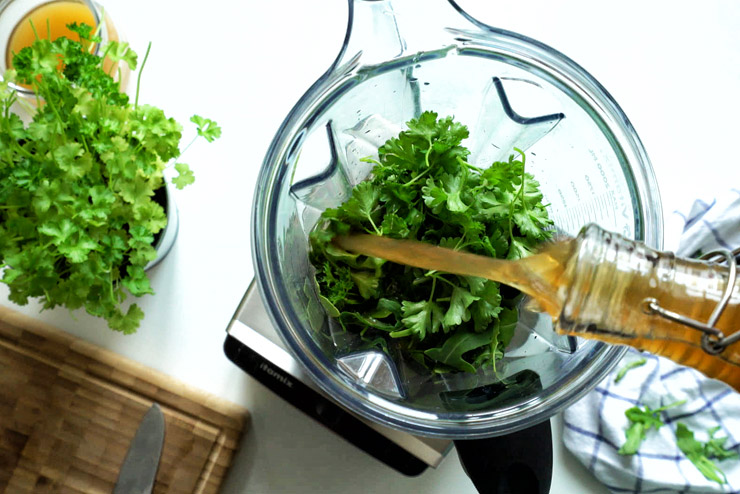 Rocket kombucha smoothie with celery, cucumber and parsley - a garden gnome full of green energy - the mix