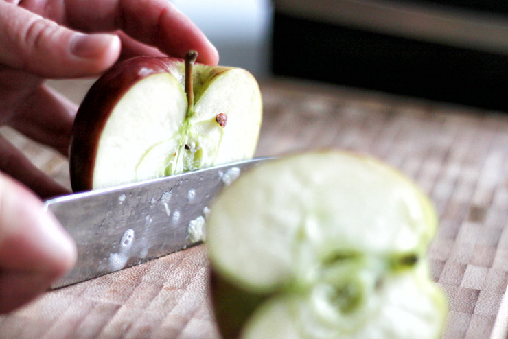 Dandelion kombucha smoothie with spinach, barley grass and apple - a herb fairy full of power - the apple