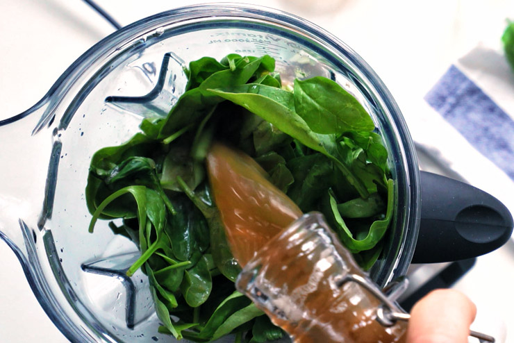 Dandelion kombucha smoothie with spinach, barley grass and apple - a herb fairy full of power - the kombucha