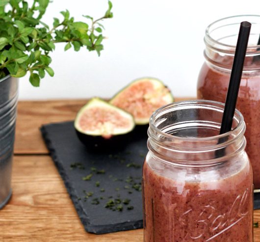 Algen, Feigen und Kombucha - Ein exotischer Smoothie mit Cranberries, Avocado und Minze