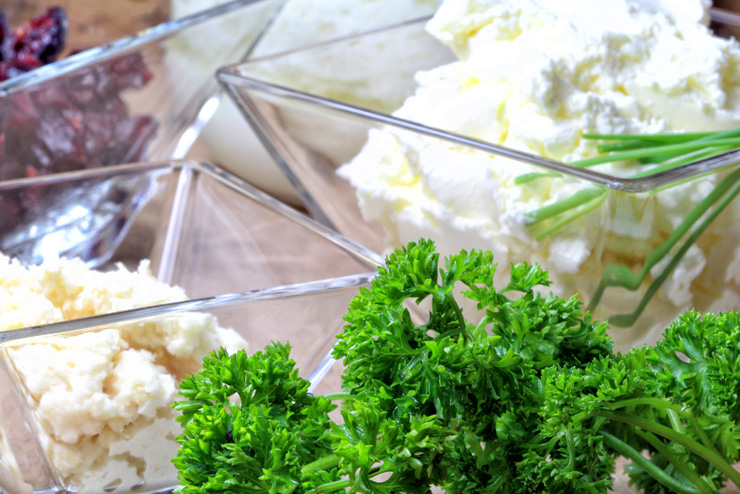 Kefir cranberry cream cheese with parsley and horseradish - a breakfast idea with milk kefir - the stuff