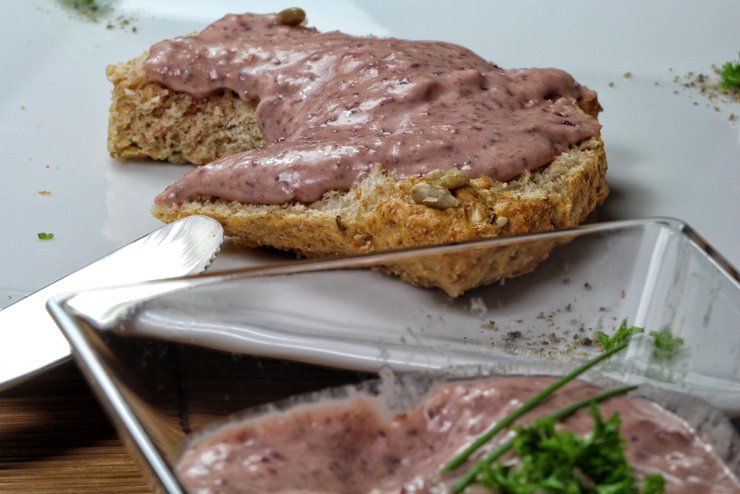 Kefir cranberry cream cheese with parsley and horseradish - a breakfast idea with milk kefir - the bread