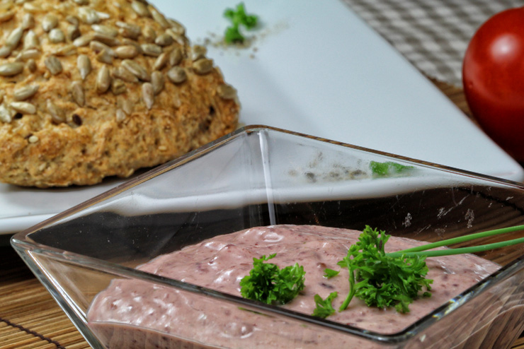 Kefir cranberry cream cheese with parsley and horseradish - a breakfast idea with milk kefir - the final