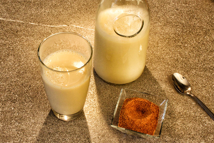 Homemade soymilk quick and easy - The delicious plant based alternative - Soybeans turn into Soymilk