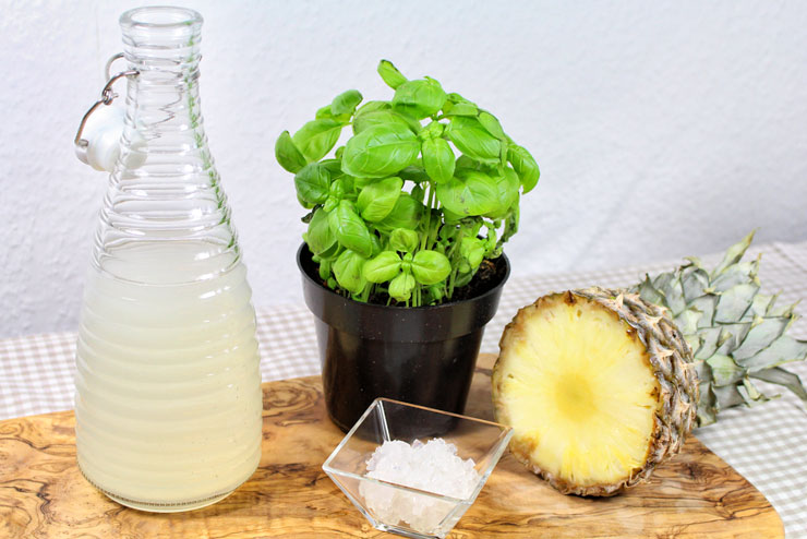 "Pineapple Kiss" Kefir Smoothie - ein erfrischend fruchtiger Wasserkefir Drink mit Ananas und Basilikum - Zutaten