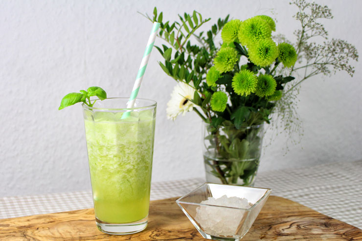 "Pineapple Kiss" Kefir Smoothie - ein erfrischend fruchtiger Wasserkefir Drink mit Ananas und Basilikum - der Drink