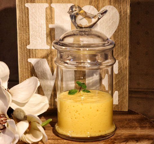 Mango Lassi Kefir Smoothie – ein lecker sommerliches Kefirgetränk mit Mango und Milchkefir - Titelbild