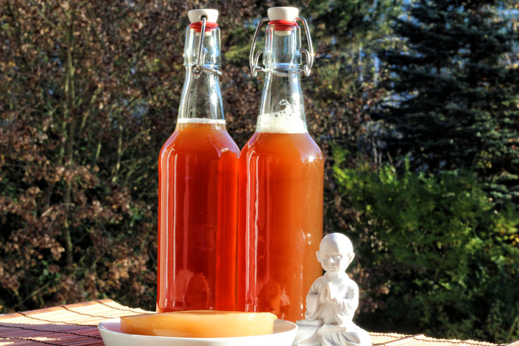 6 strategies for more fizz inside your kombucha drink - fizzy kombucha