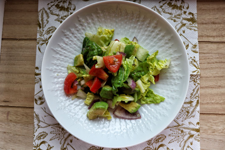 Salad with kombucha dressing – fresh and crispy salad meets colourful veggies and avocado - main pic